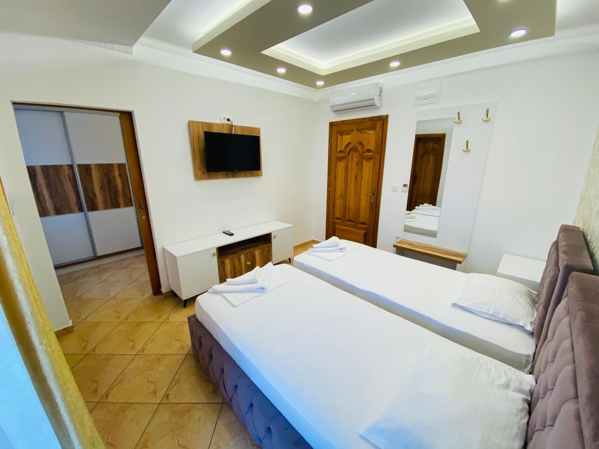 Apart Hotel Llolla Ulcinj Bagian luar foto