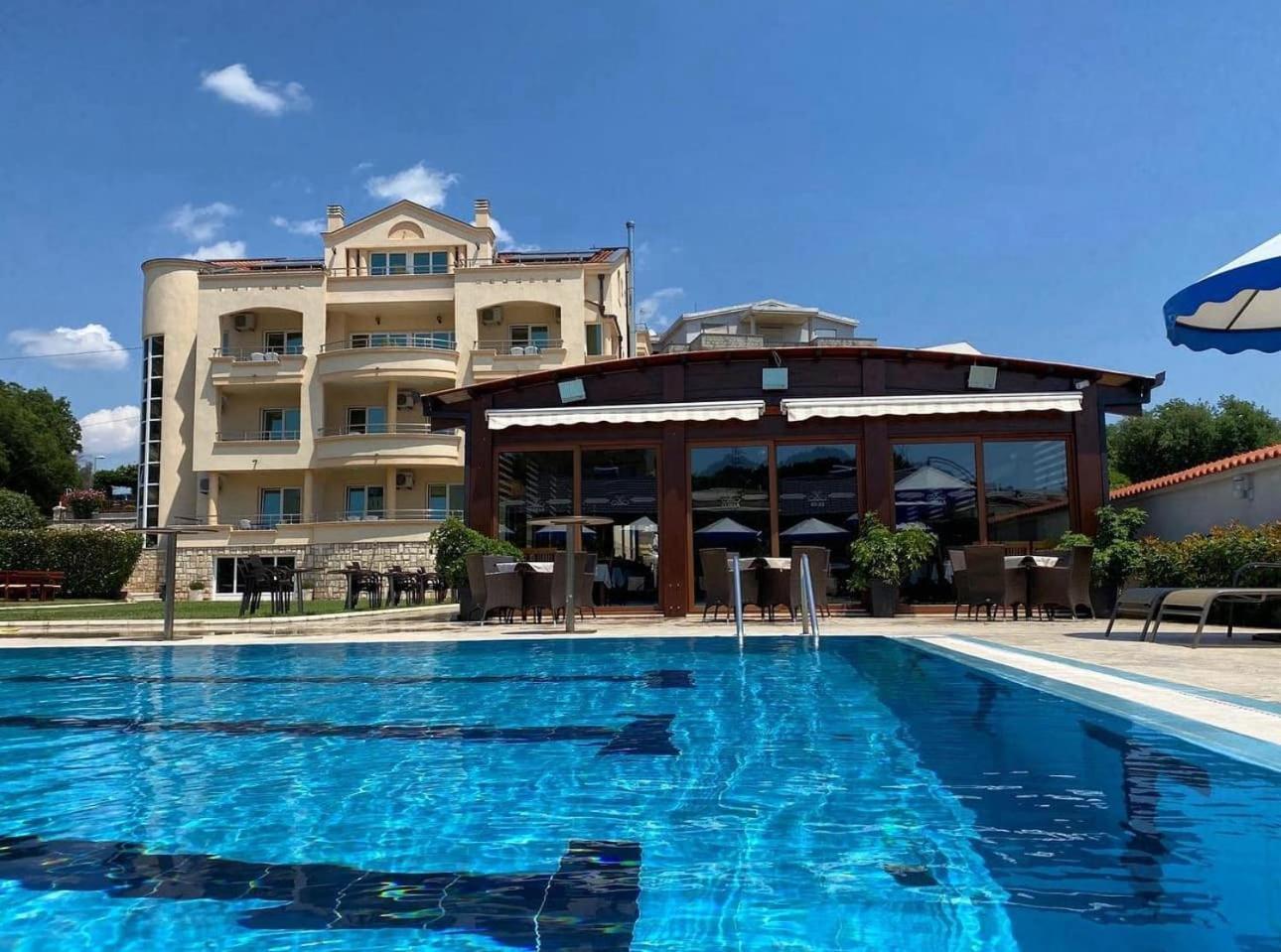 Apart Hotel Llolla Ulcinj Bagian luar foto