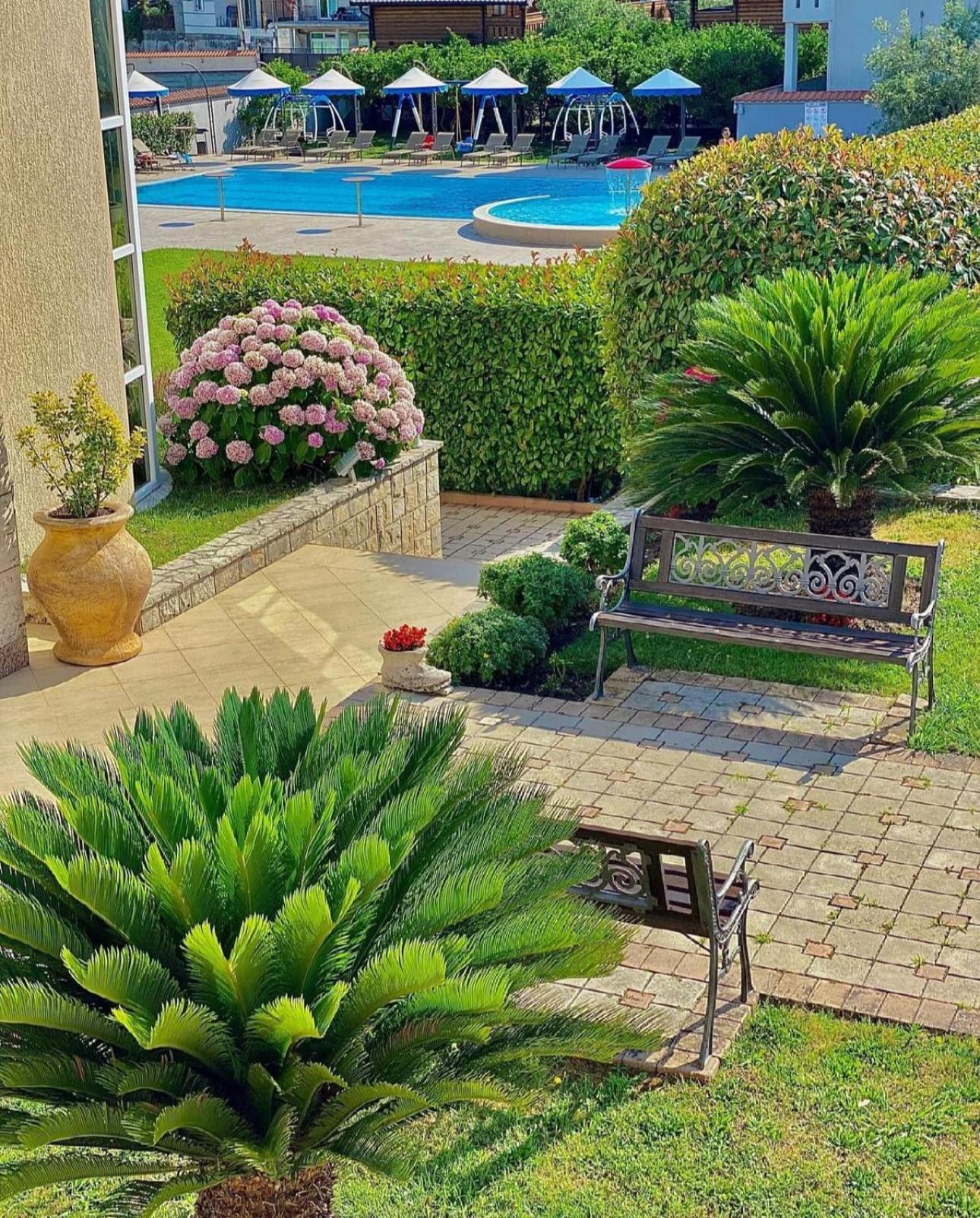 Apart Hotel Llolla Ulcinj Bagian luar foto