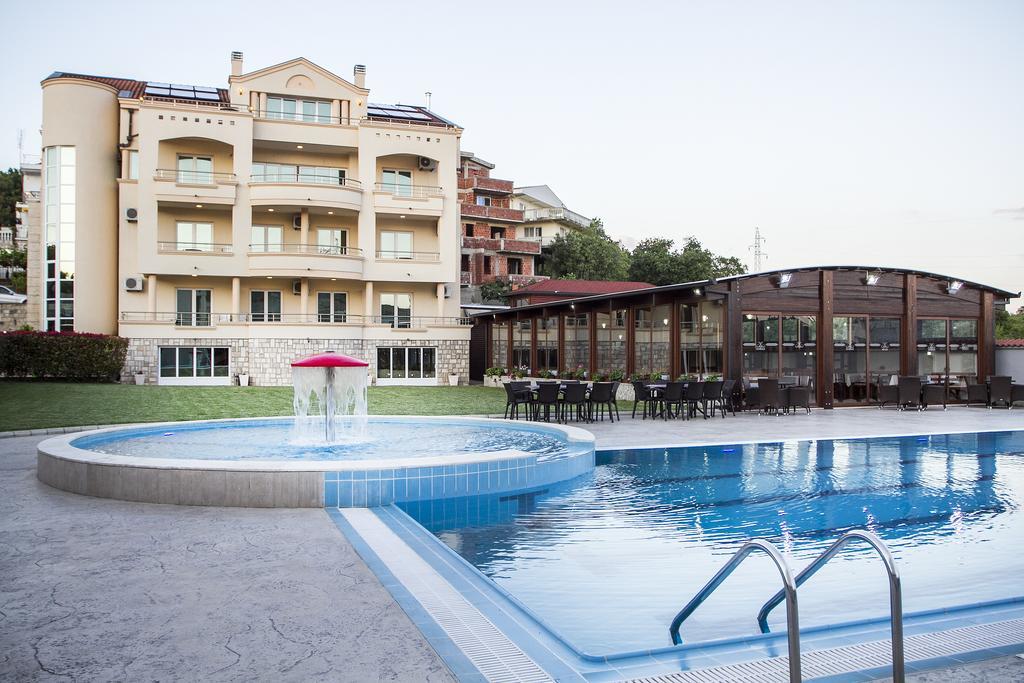 Apart Hotel Llolla Ulcinj Bagian luar foto