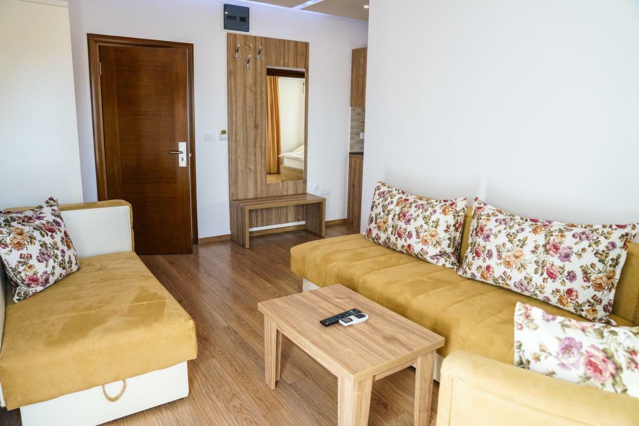 Apart Hotel Llolla Ulcinj Bagian luar foto